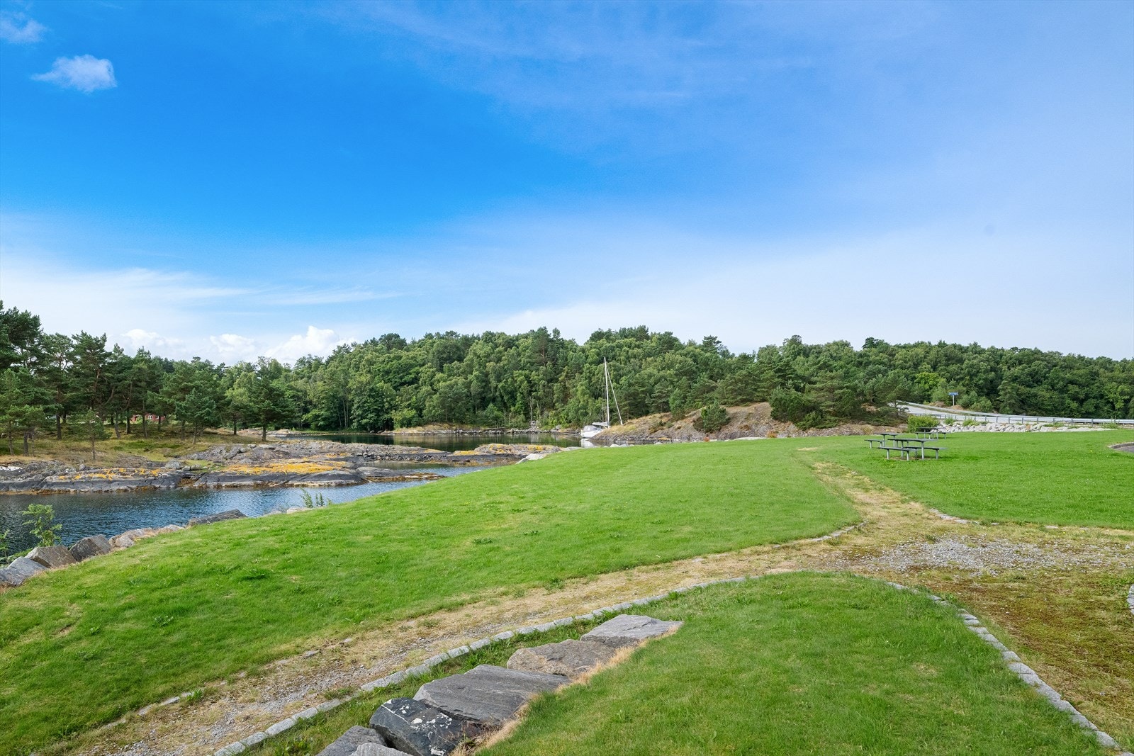 Store, åpne friområder for rekreasjon rett ved sjøen. Galleribilde