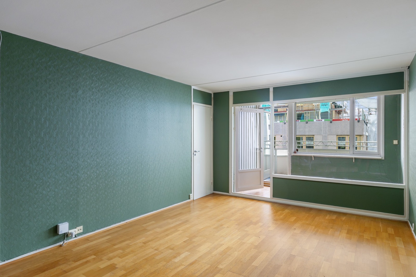 Her er det parkett på gulvet og store vindusflater som gir rikelig med naturlig lys og en luftig romfølelse. Galleribilde