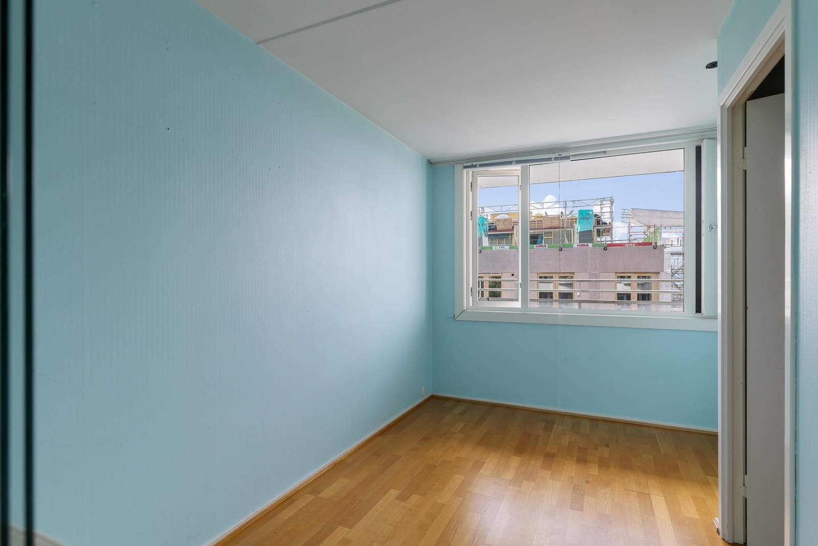 Her er det plass til dobbeltseng, nattbord, og garderobeløsning, samt annet ønsket møblement. Galleribilde