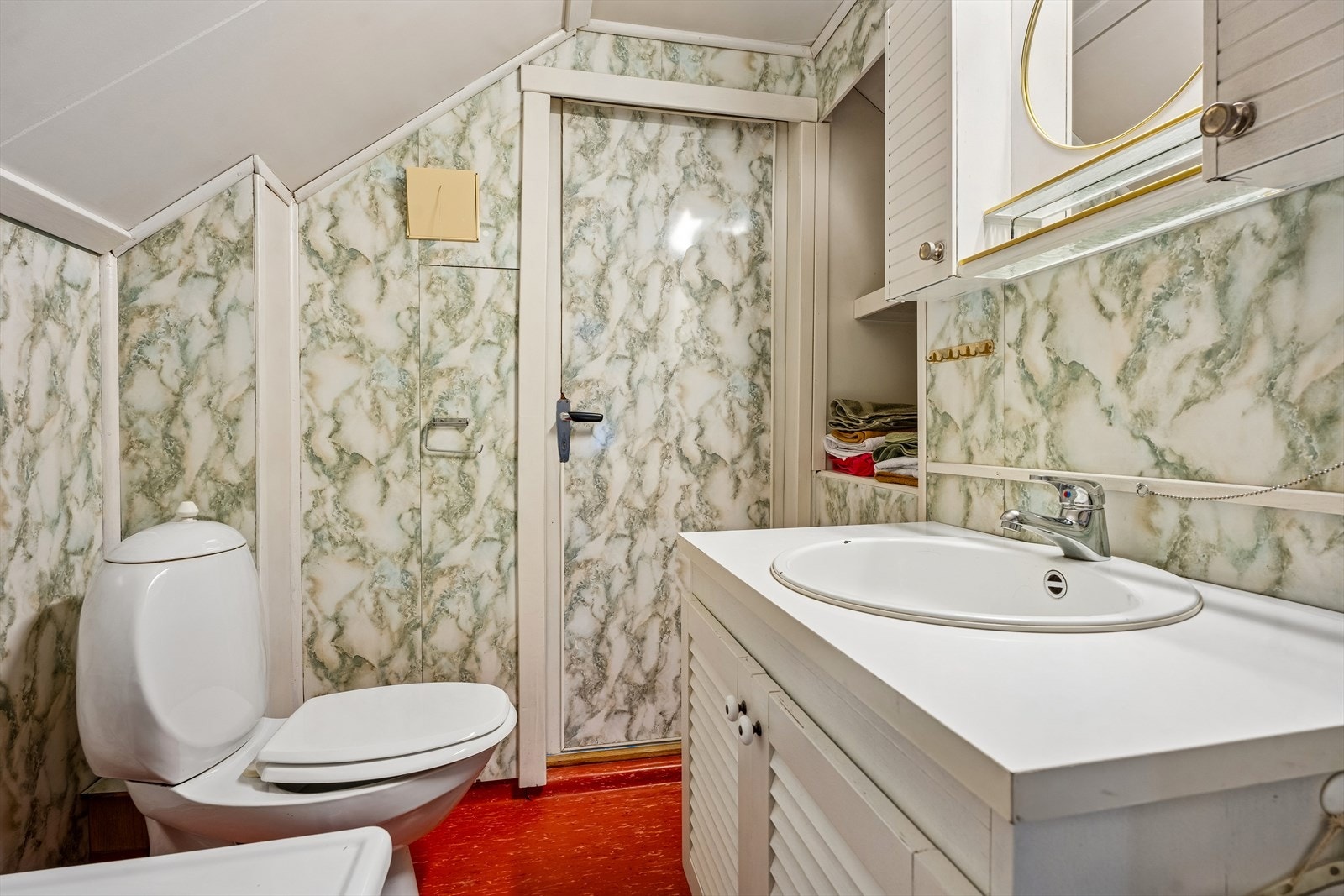 Badet i 2.etasje har behov for oppgradering for å tåle normal bruk i hht dagens krav. Galleribilde