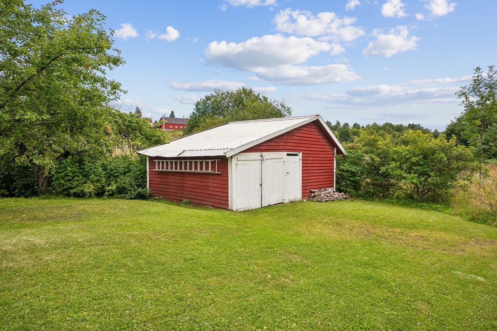 I tillegg finnes et garasje/uthus på 30 m² med ytterligere lagrings- og verkstedmuligheter. Galleribilde