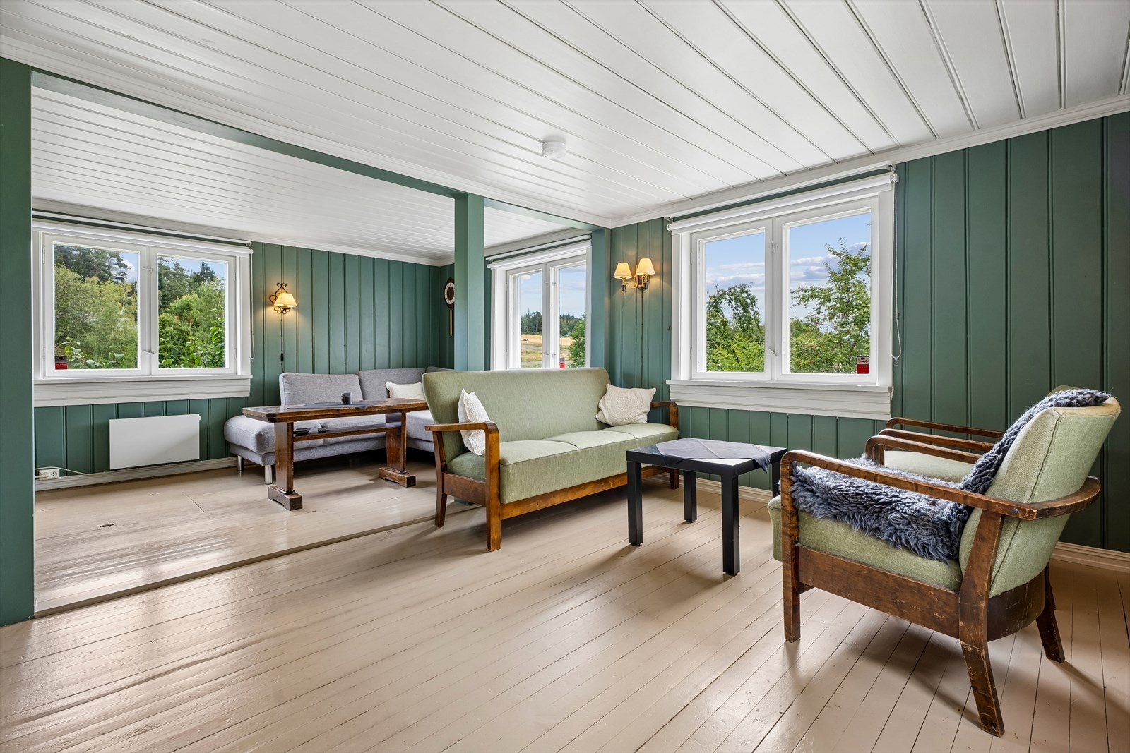 Vinduer på tre sider av rommet slipper inn godt med dagslys, og man har fri utsikt til landskapet rundt. Galleribilde