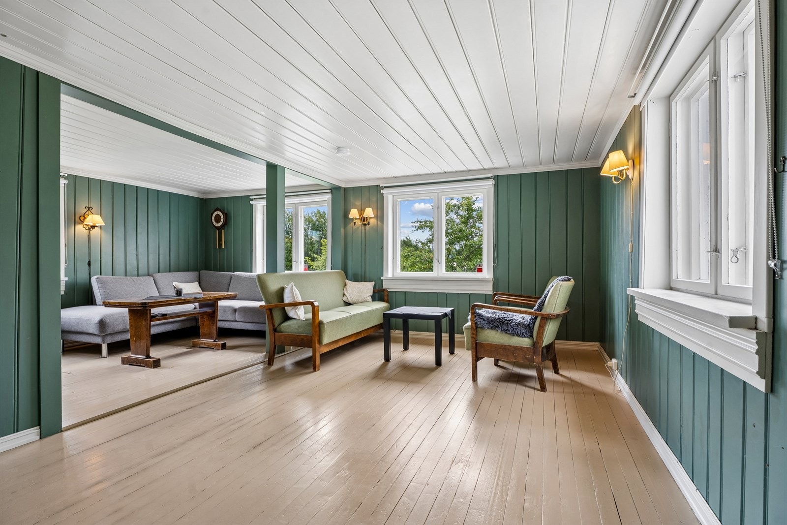 Todelt stue, med malt trepanel på vegger og i himling, og originale heltregulv. Galleribilde