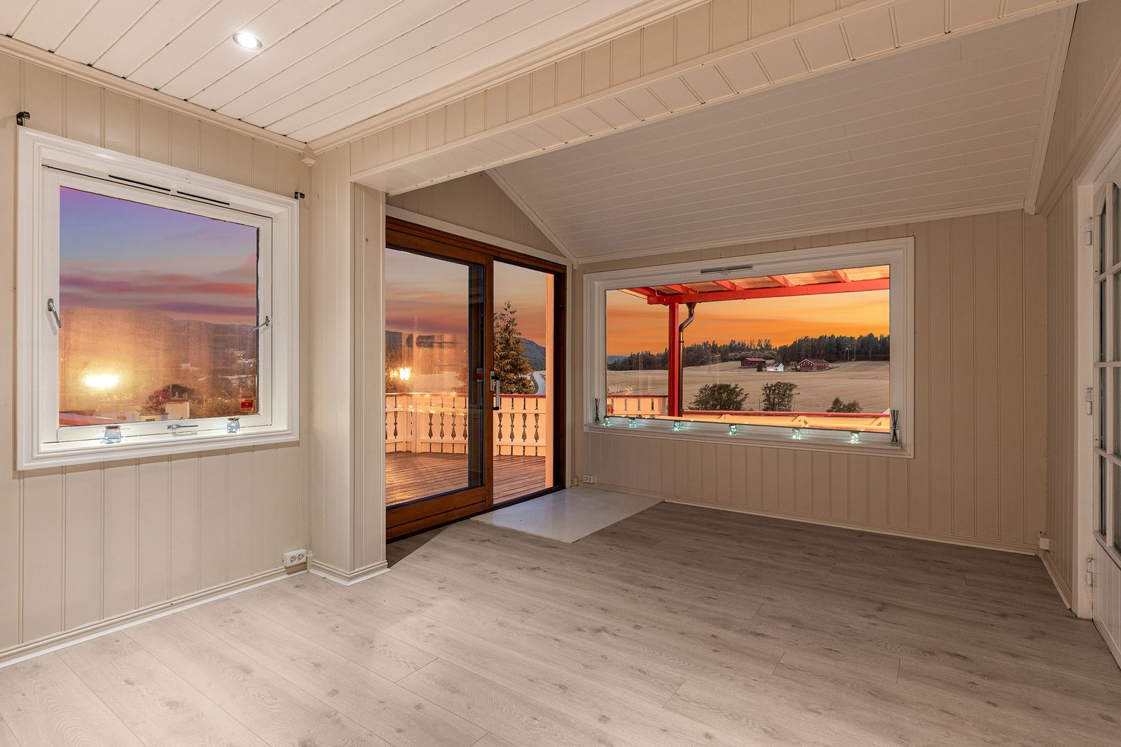 Ekstra rom som både kan fungere som soverom eller ekstra stue med utgang til nydelig terrasse Galleribilde