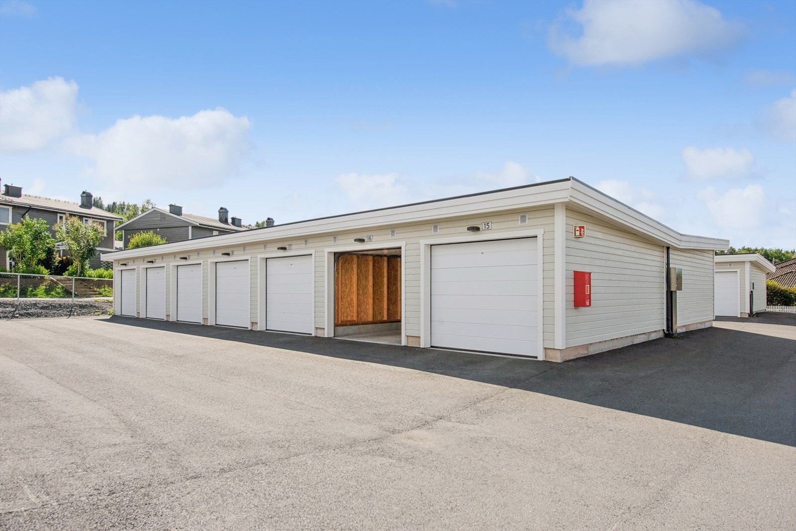 Egen garasjeplass i felles anlegg fra 2023 med mulighet for etablering av el-bil lader. Galleribilde