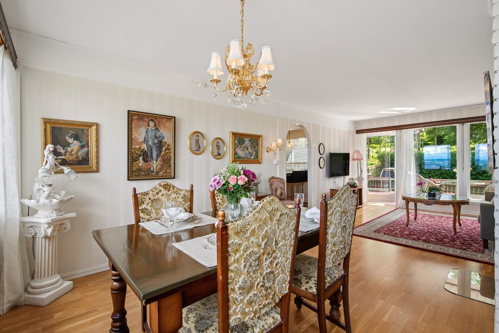 Spisestuen har god plass til spisebord i forbindelse med stuen ellers. Galleribilde