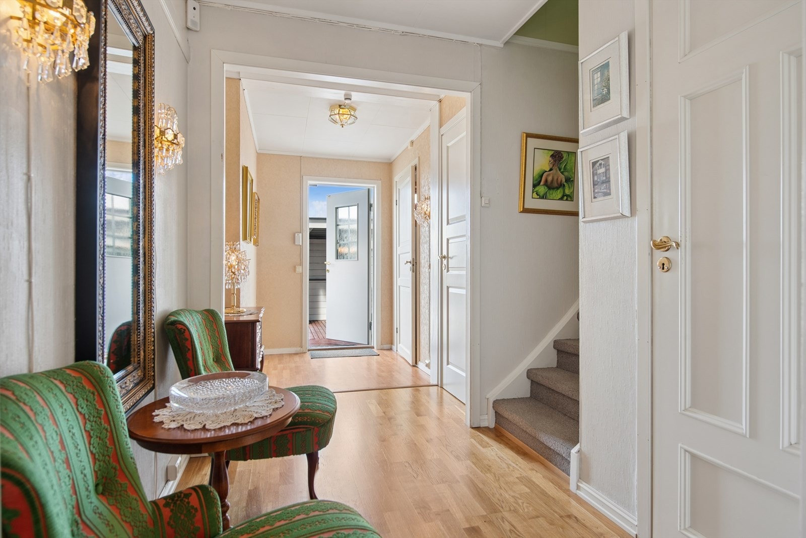I entreen er det plass til å henge fra seg yttertøy og sette fra seg skoene. Galleribilde
