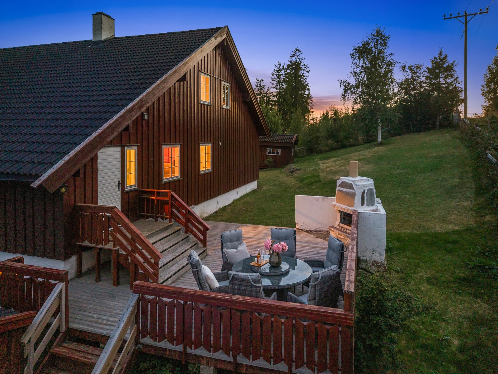 Her er det godt tilrettelagt for både rolige sommerdager, lek og sosiale sammenkomster, og de ulike uteplassene gjør det enkelt å lage flere hyggelige soner rundt bolige Galleribilde
