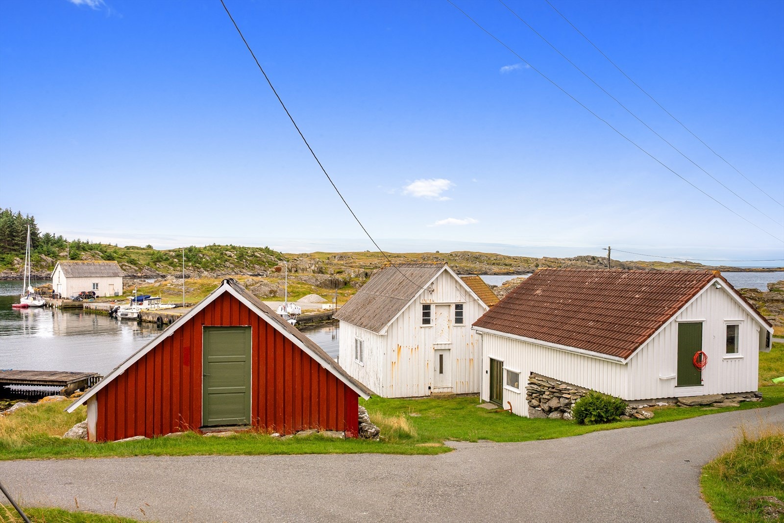 Små veier og stier snor seg gjennom det gamle kulturlandskapet. Galleribilde