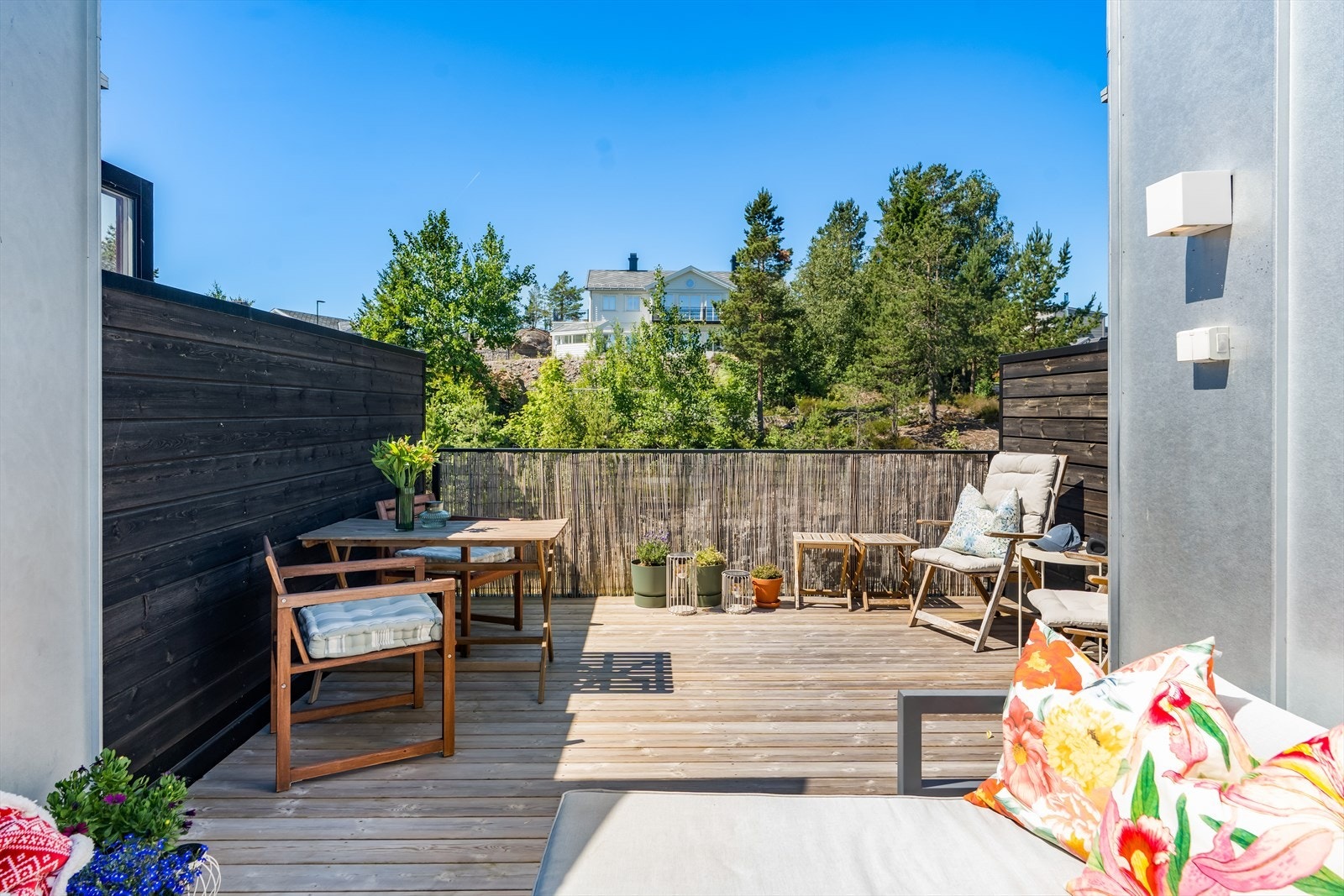 Her kan du skape din egen private oase med loungegruppe, spiseplass, grill og grønne planter. Galleribilde