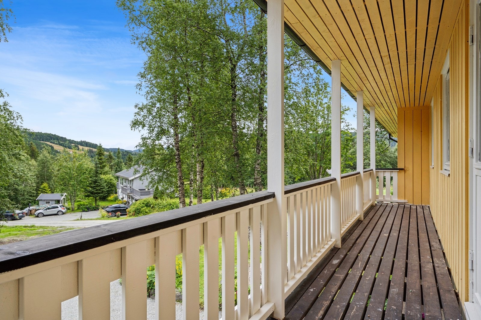 Balkong med nydelig utsikt og utsyn over gårdsplassen. Galleribilde