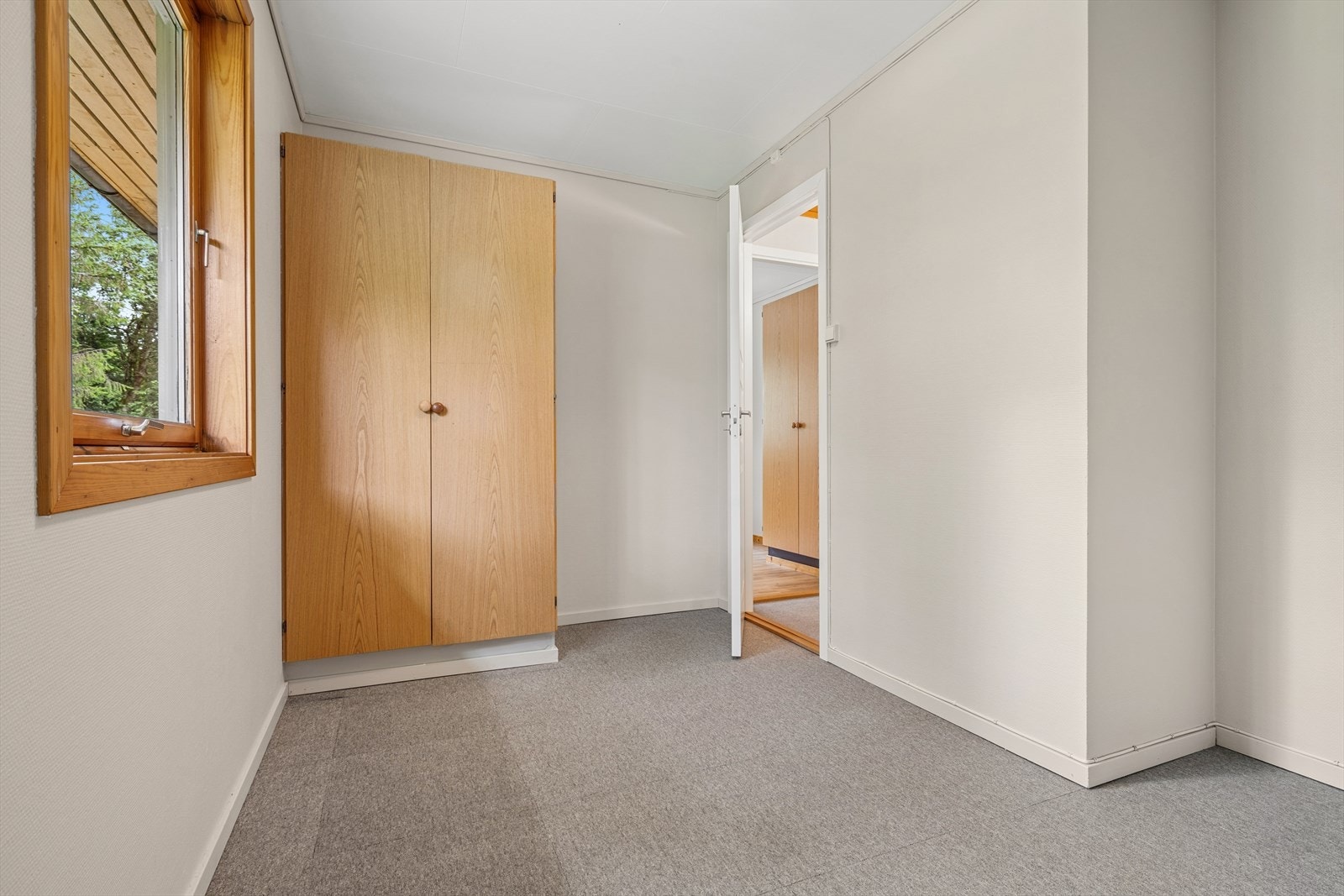 Soverom med plass til oppbevaring. Galleribilde