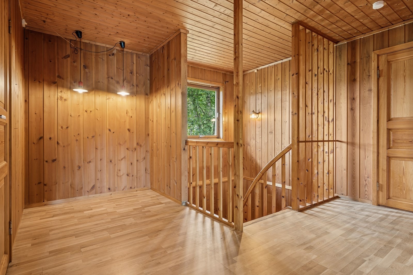 Innbydende hall med adkomst til boligens ulike rom. Galleribilde