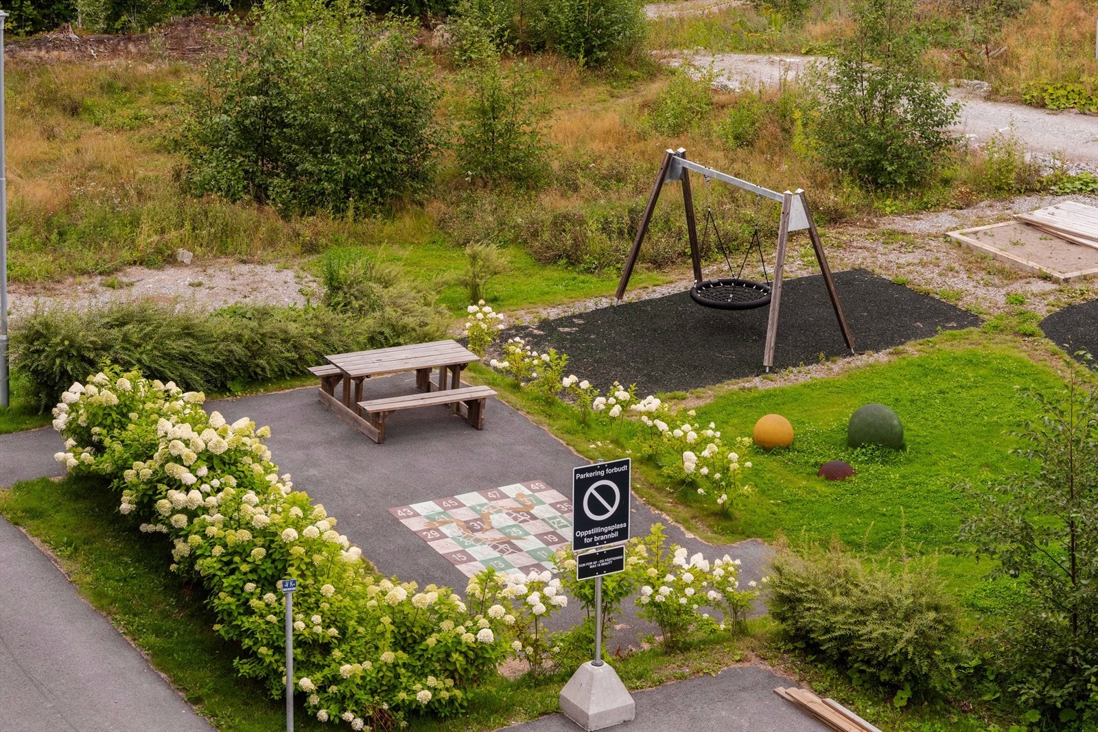 Sameiet har felles tomt. Tomtearealet er opparbeidet med asfalterte internveier, biloppstillingsplasser, plenarealer, prydbusker og diverse beplantning. Galleribilde