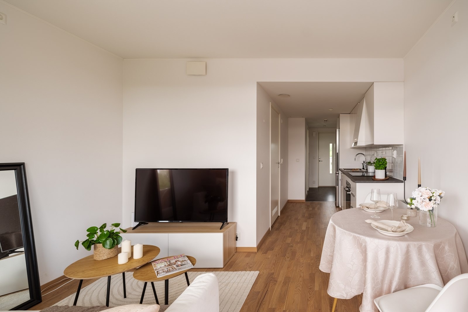 Naturlige soner for både sofa-og spisebord. Galleribilde