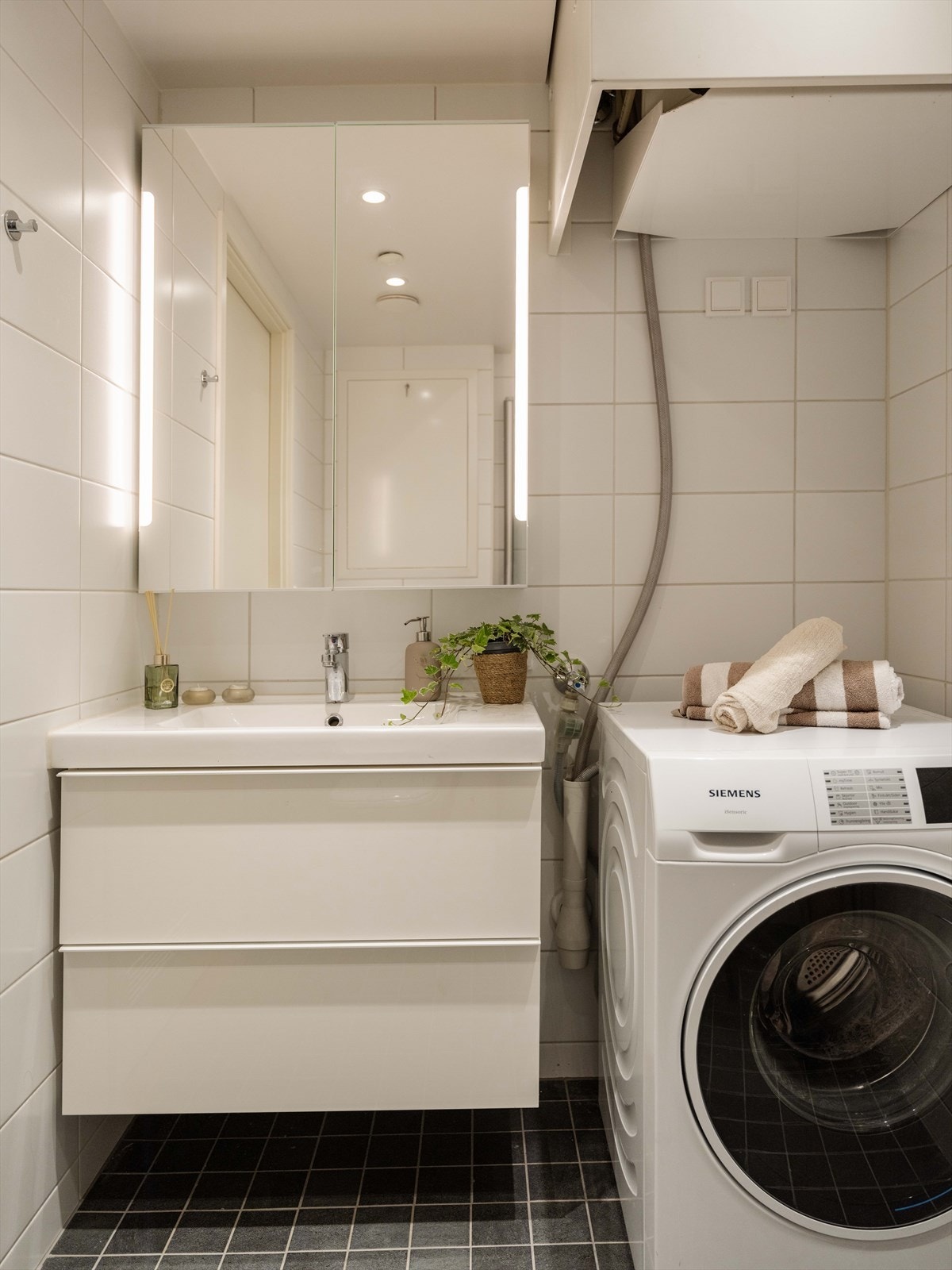 Rommet har opplegg for vaskemaskin. Varmtvannsbereder, med en kapasitet på ca. 100 liter, produsert i 2020 er plassert på badet. Galleribilde
