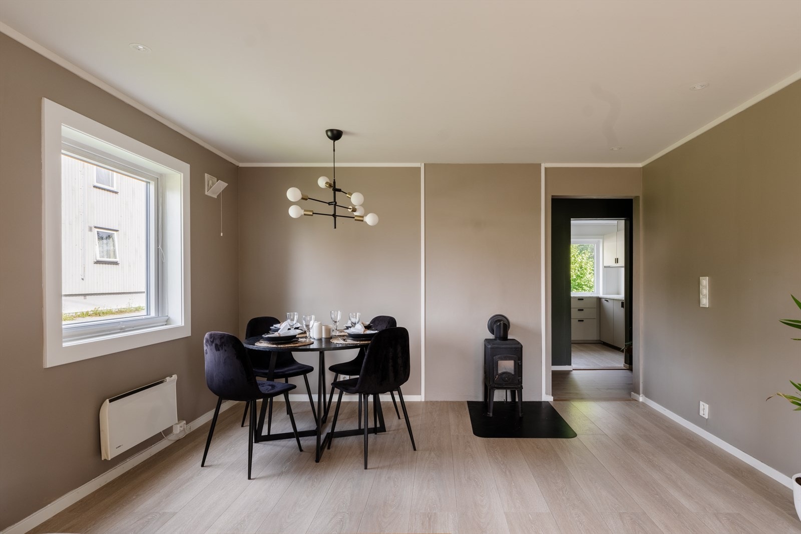 Romslig stue med peisovn og plass til både sofaseksjon og spisebord. Galleribilde