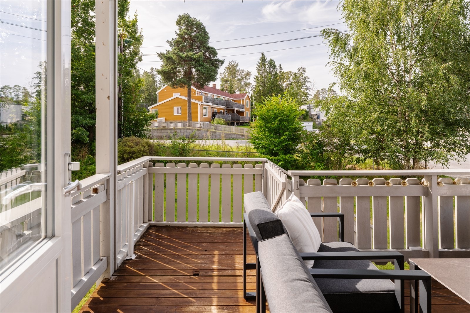 Sydvendt, inngjerdet veranda på ca. 11 kvm, med trapp ned til hagen. Svært gode solforhold med sol fra 10/11-20:00 på sommerstid. Galleribilde