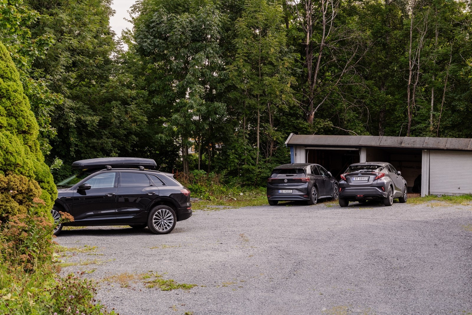 Det er masse parkering rett utenfor boligen med plass til ca 8-12 biler, samt 4 ladere. Det er i følge styreleder førstemann til mølla prinsippet som gjelder. Elbilladere som står parkert på ladeplassene må flyttes når bilen er fulladet. Galleribilde