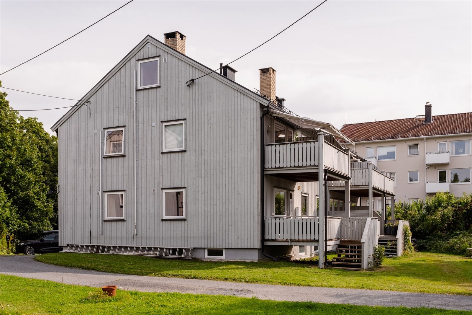 Bak boligen er det en lysløype som leder ned til Sandvika (ca 25 min å gå). Galleribilde