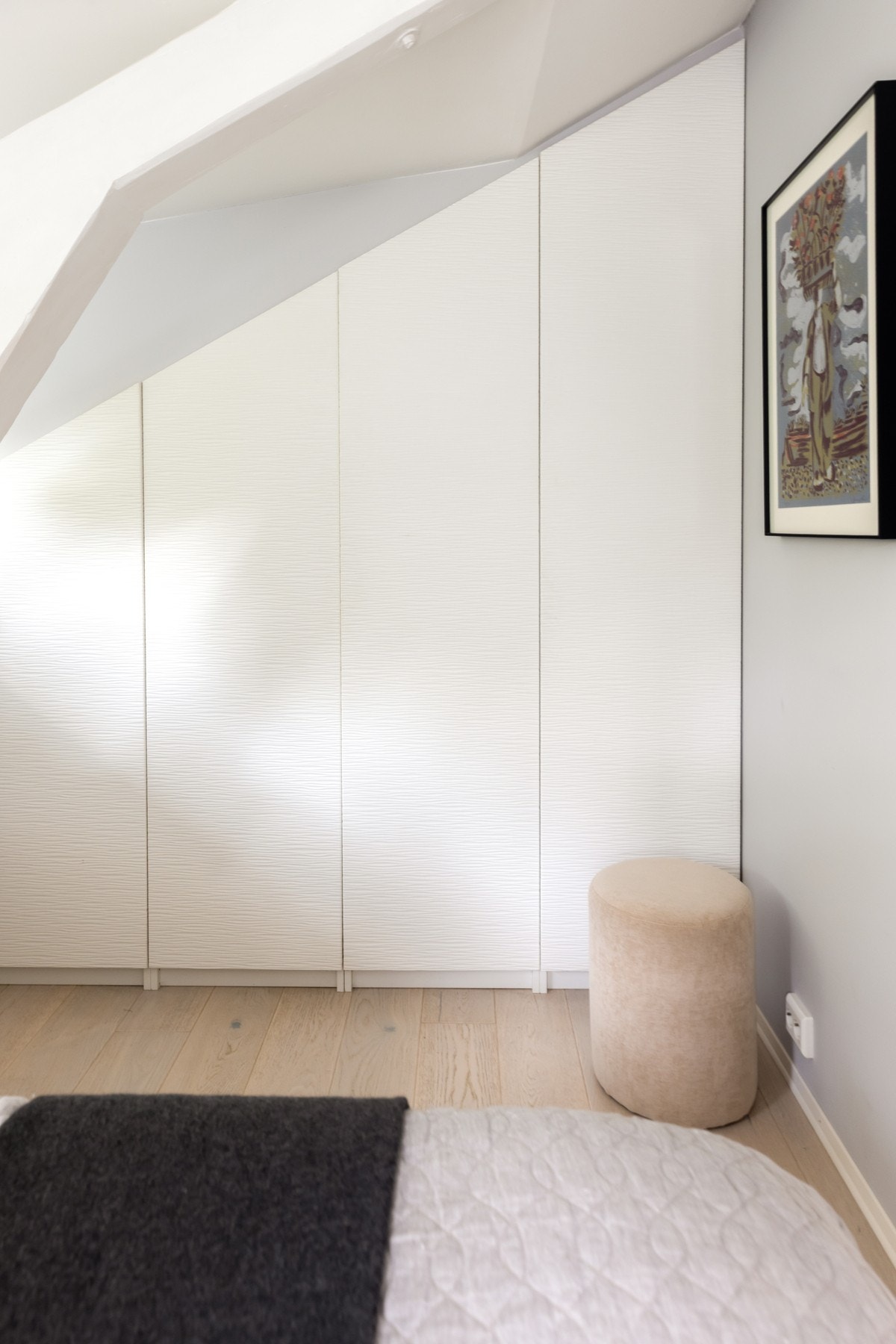 Smart, plassbygd garderobeløsning som utnytter plassen under skråtaket på en svært god måte. Galleribilde