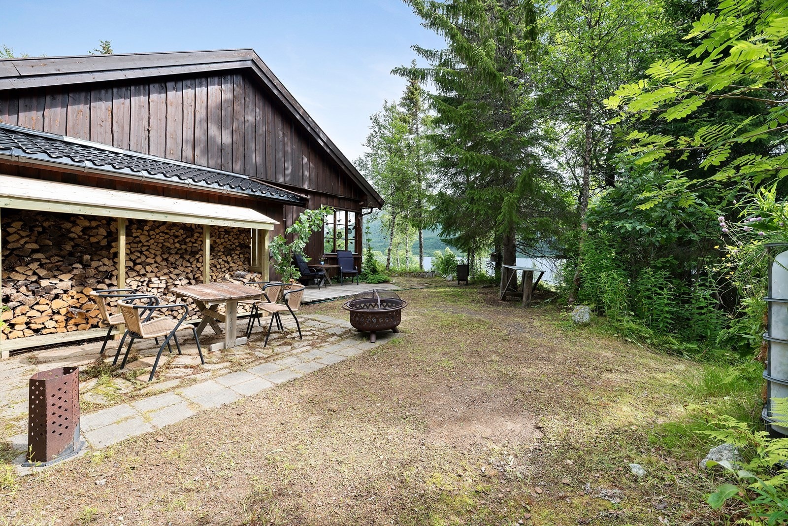 Tomten har en opparbeidet markterrasse med skiferstein og hyggelige uteområder. Galleribilde