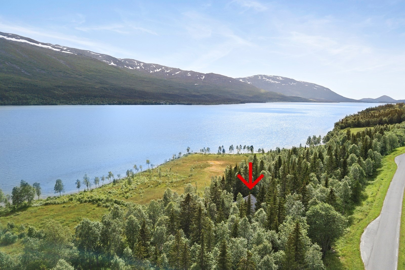 Eiendommen ligger i et naturskjønt område ved nedre Fiplingvatn med flott utsikt over vannet. Galleribilde
