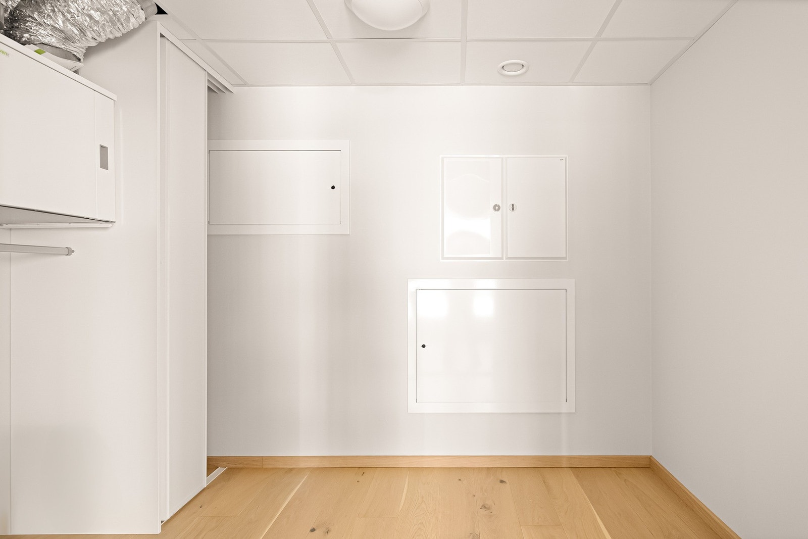 Fra hovedsoverommet er det tilgang en stor teknisk bod - Perfekt for walk- in garderobe! Galleribilde