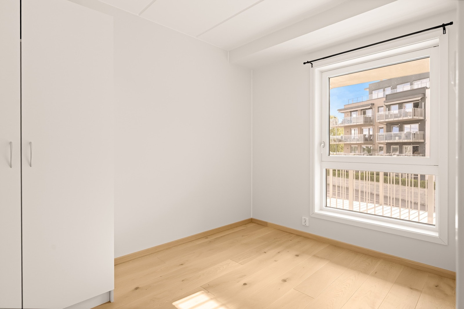 Leilighetens andre soverom ligger på motsatt side av leiligheten. Galleribilde