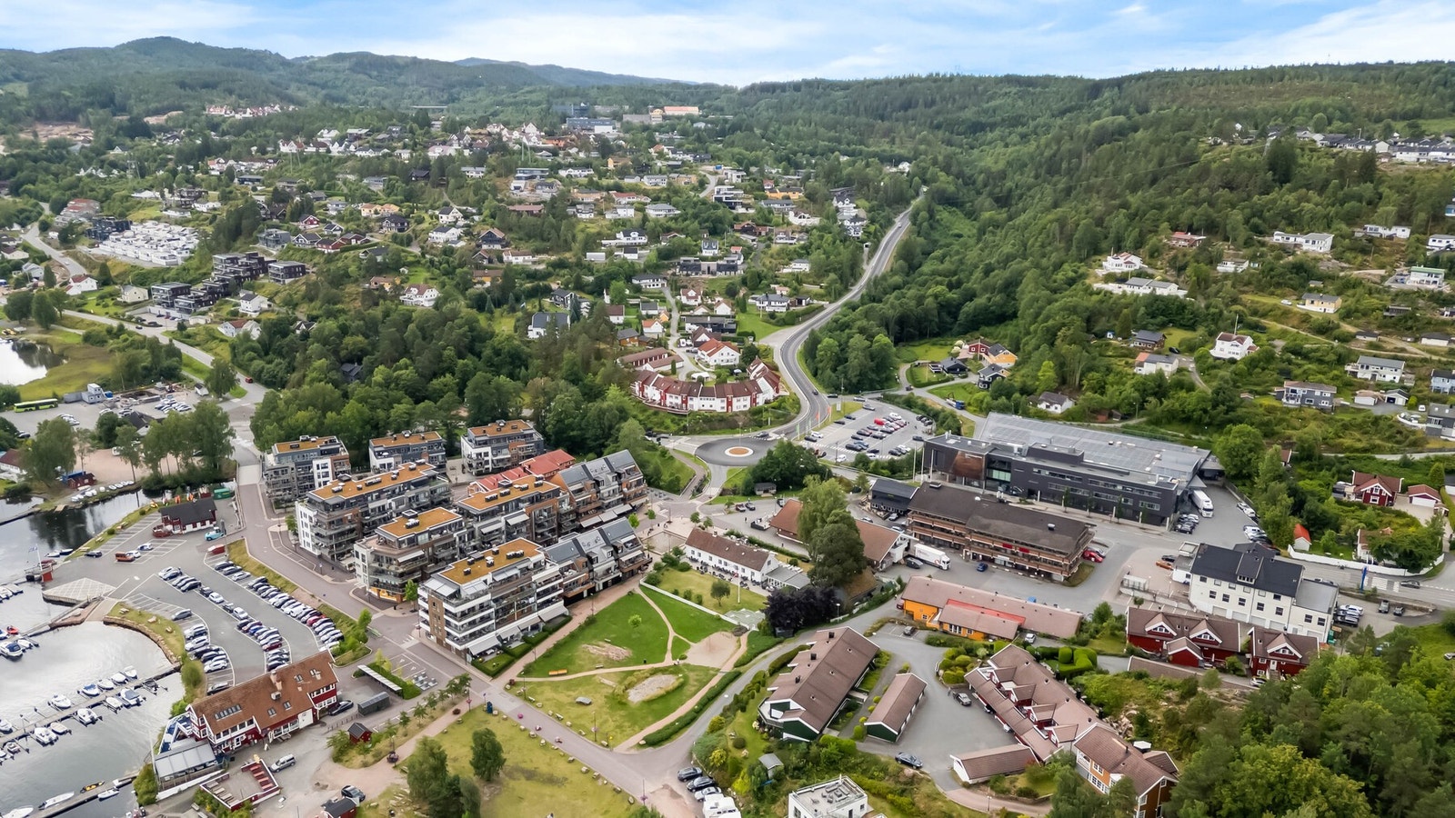 Alt i alt er dette en ideell beliggenhet for deg som ønsker trygge omgivelser, nærhet til natur, gode skoler og et rikt fritidstilbud - samtidig som man har god tilgang til kollektivtransport og servicetilbud! Galleribilde