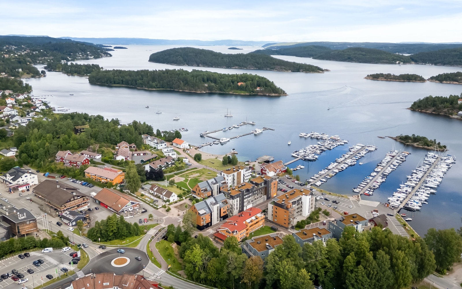 Sætrehallen, som ligger like i nærheten, er et populært område for ballspill og sandhåndball. For den som liker seg best på treningssenter finner du også dette i nærområdet. Galleribilde
