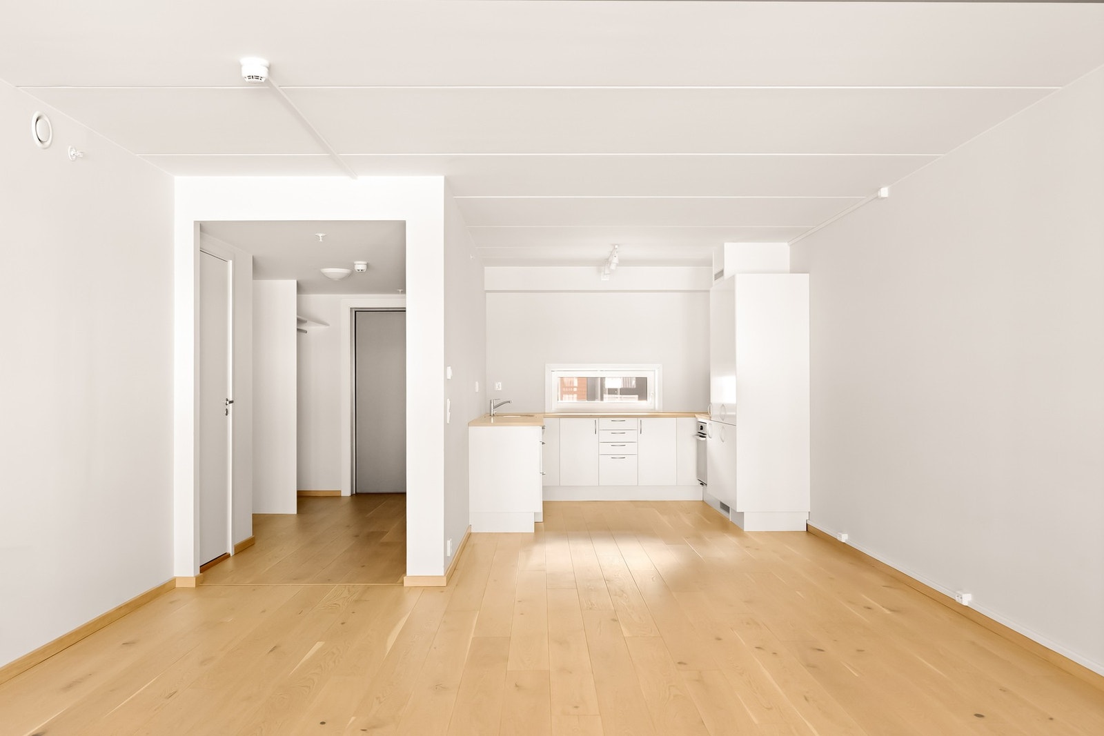 Kjøkkeninnredning med glatte fronter og benkeplate med laminert overflate Galleribilde