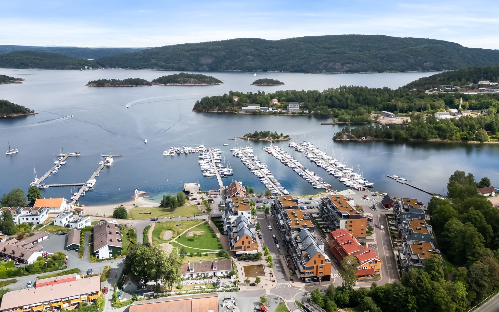 Nærområdet byr på et bredt utvalg av fritidsaktiviteter og naturopplevelser. Det er kort gangavstand til flere skoler og barnehager. Galleribilde