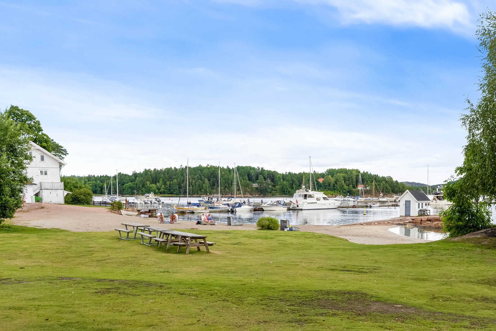 Her bor du med en idyllisk beliggenhet med sjøen kun et steinkast fra leiligheten Galleribilde