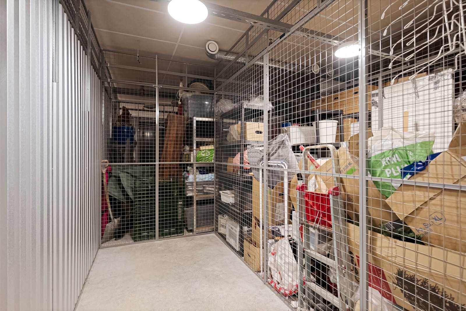 Gode oppbevaringsmuligheter i ekstern bod i kjeller på 5 kvm Galleribilde