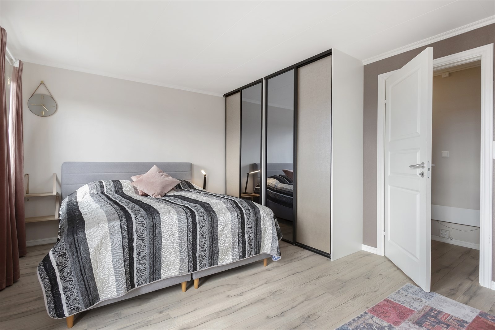 Hovedsoverom har rikelig med oppbevaringsplass med skyvedørsgarderobe. Galleribilde