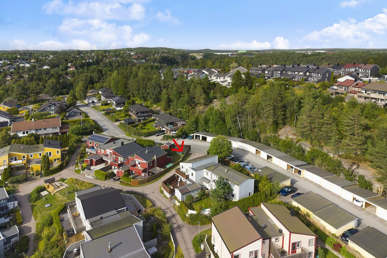 Kun 4 min. gange til bussholdeplass, og 12 min gange til nærmeste togstasjon. Galleribilde