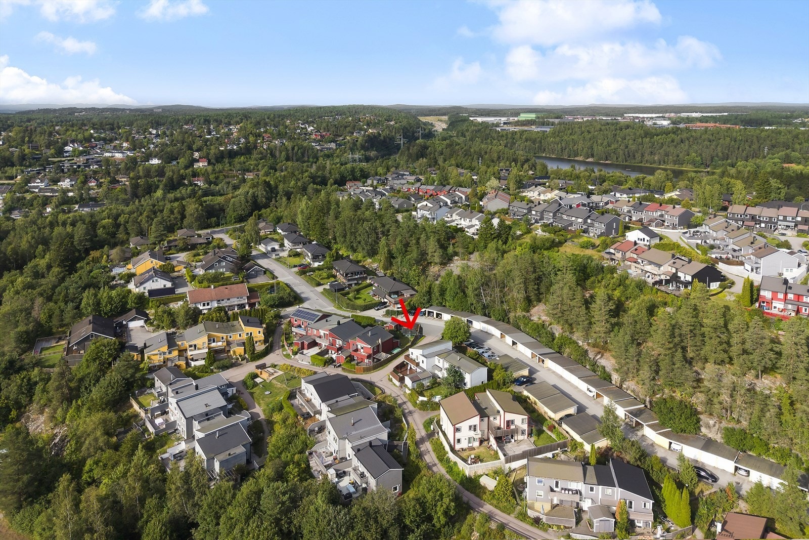 Eiendommen ligger i et etablert boligområde med kort avstand til ulike daglige fasiliteter. Galleribilde