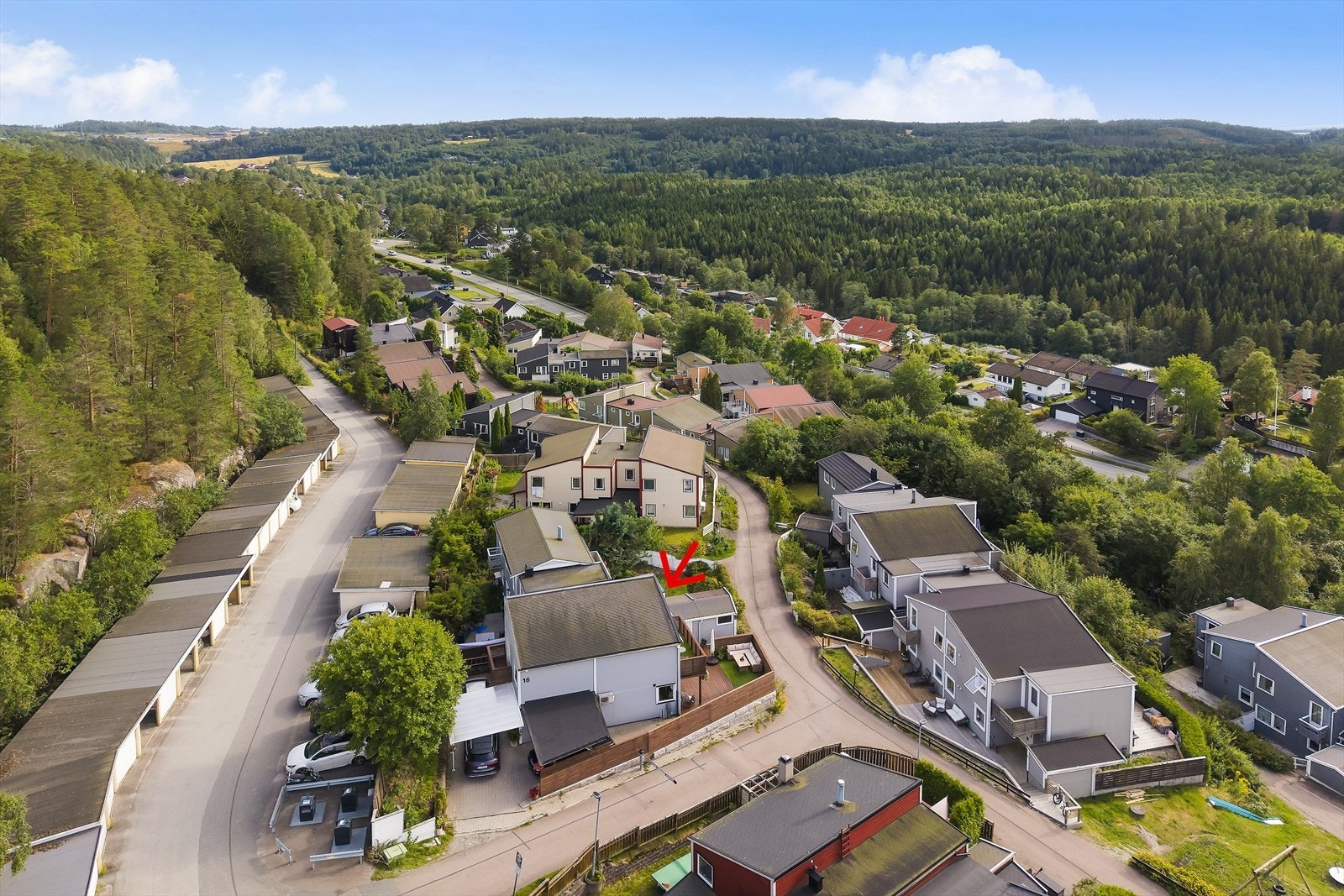 Det medfølger elbillader i felles garasjeanlegg, og boligen har en meget attraktiv beliggenhet på boligfeltet. Galleribilde