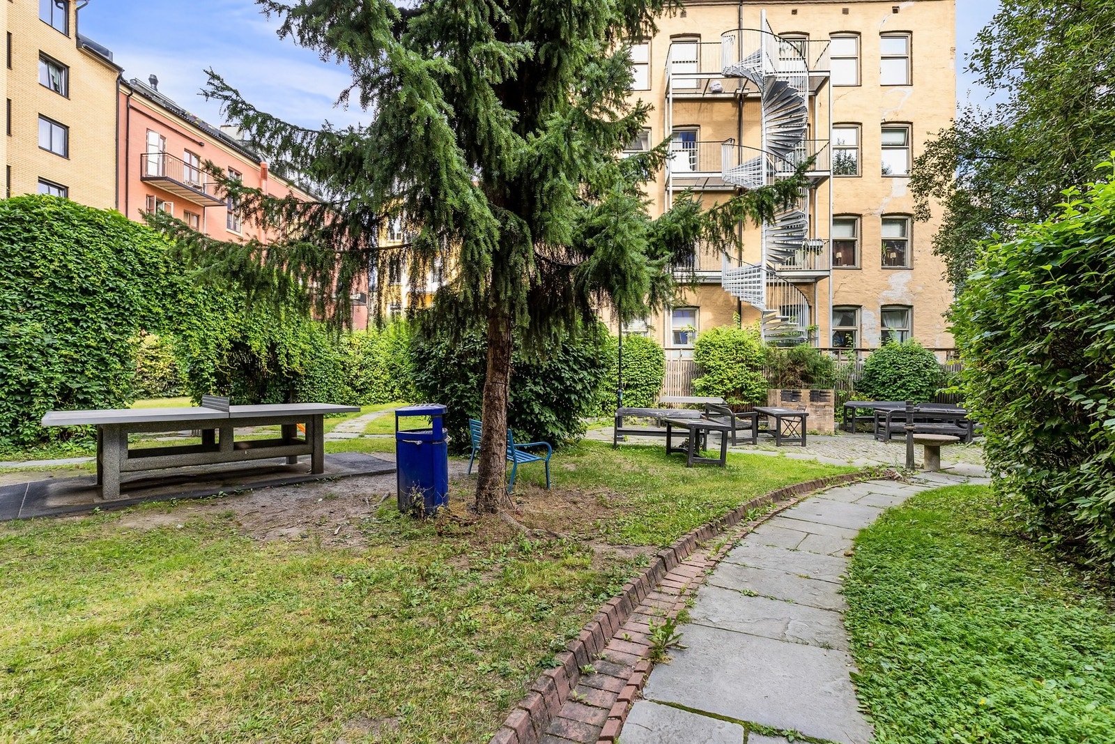 Bakgården er pent opparbeidet og trivelig. Galleribilde