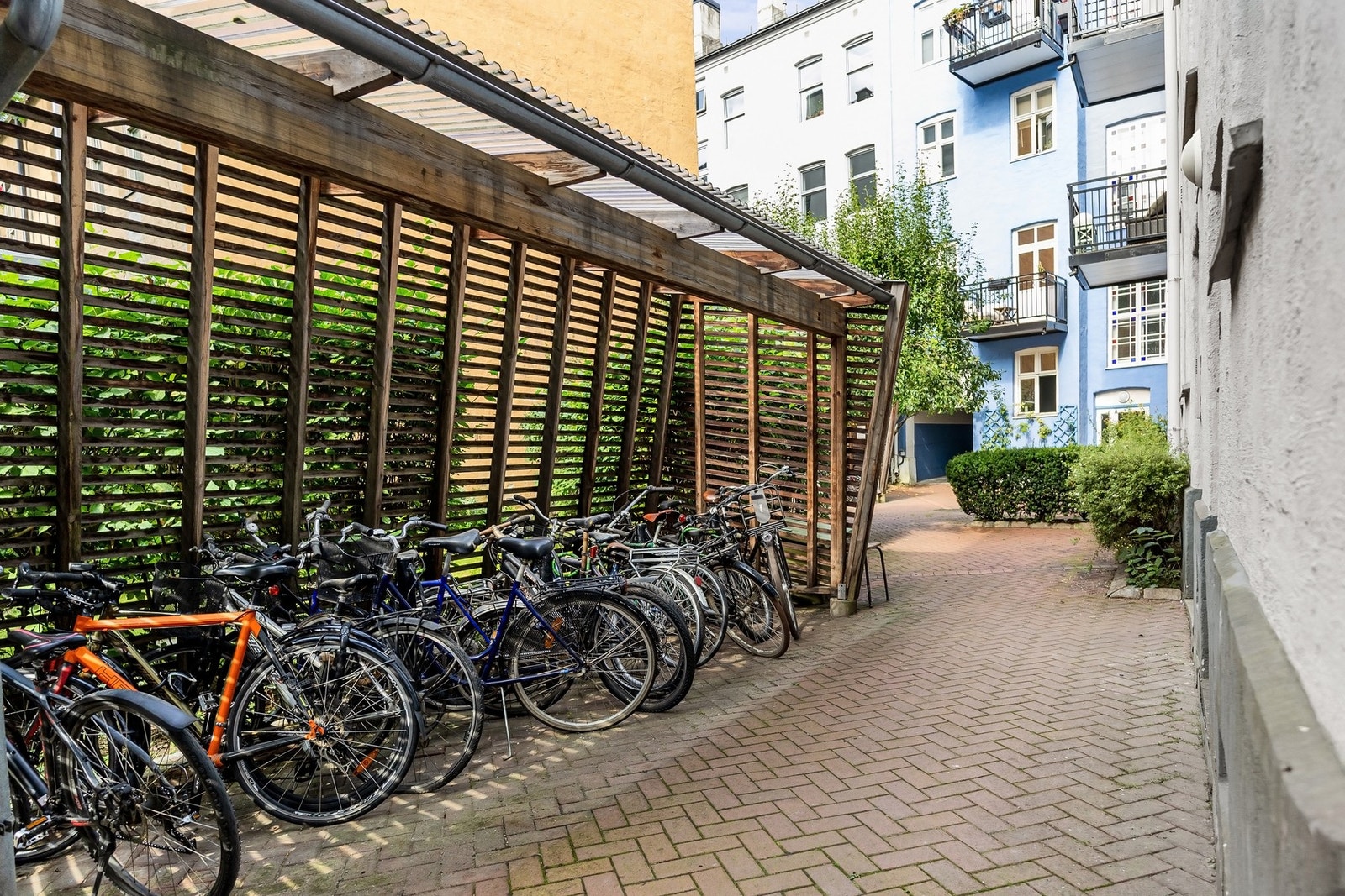 Sykkelparkering i felles bakgård. Galleribilde
