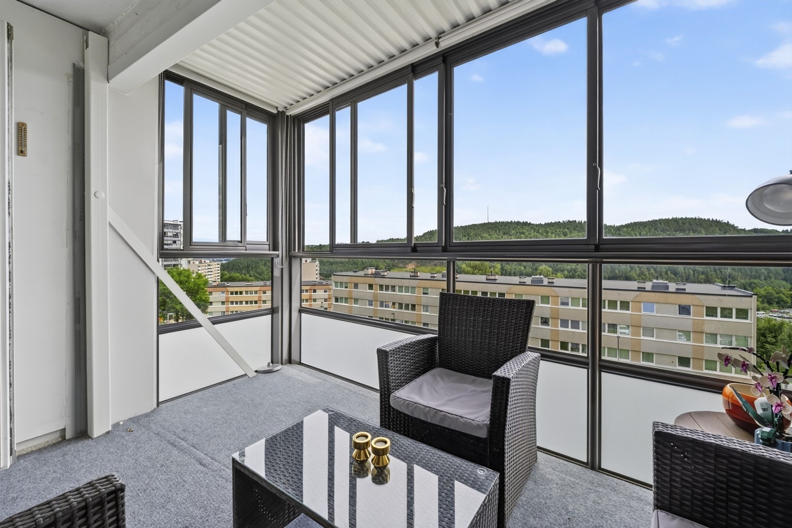 Innglasset balkong med god plass til sittegruppe og pent utsyn. Galleribilde