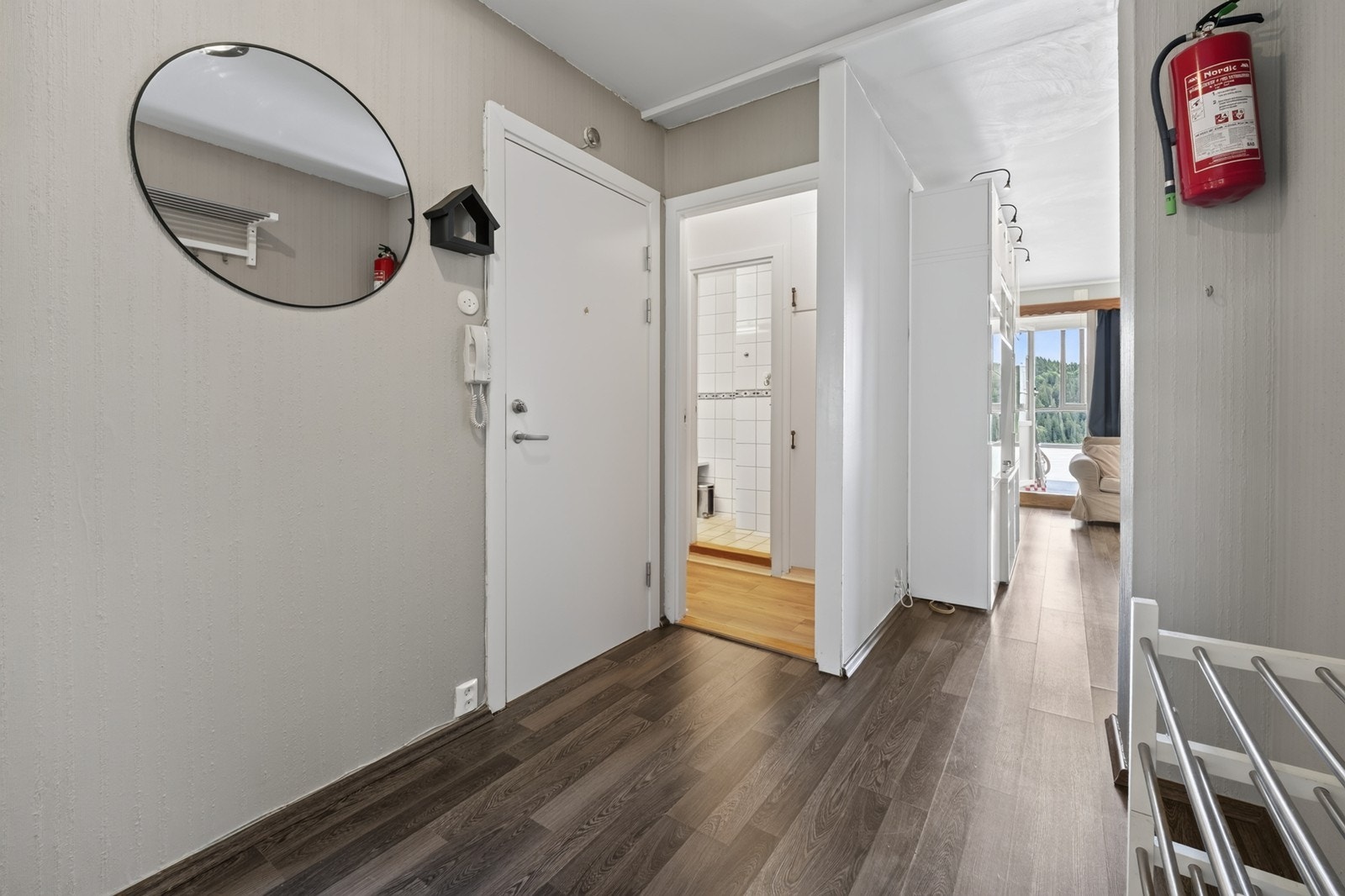 Lys og innbydende entré med adkomst til boligens øvrige rom. Galleribilde