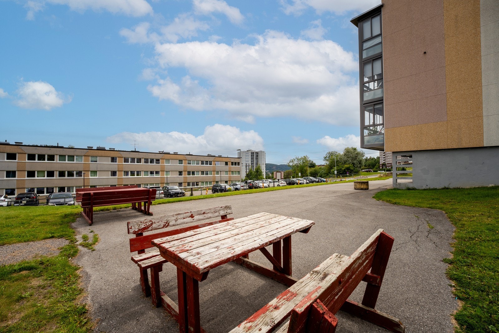 Felles uteareal med sitteplasser. Galleribilde