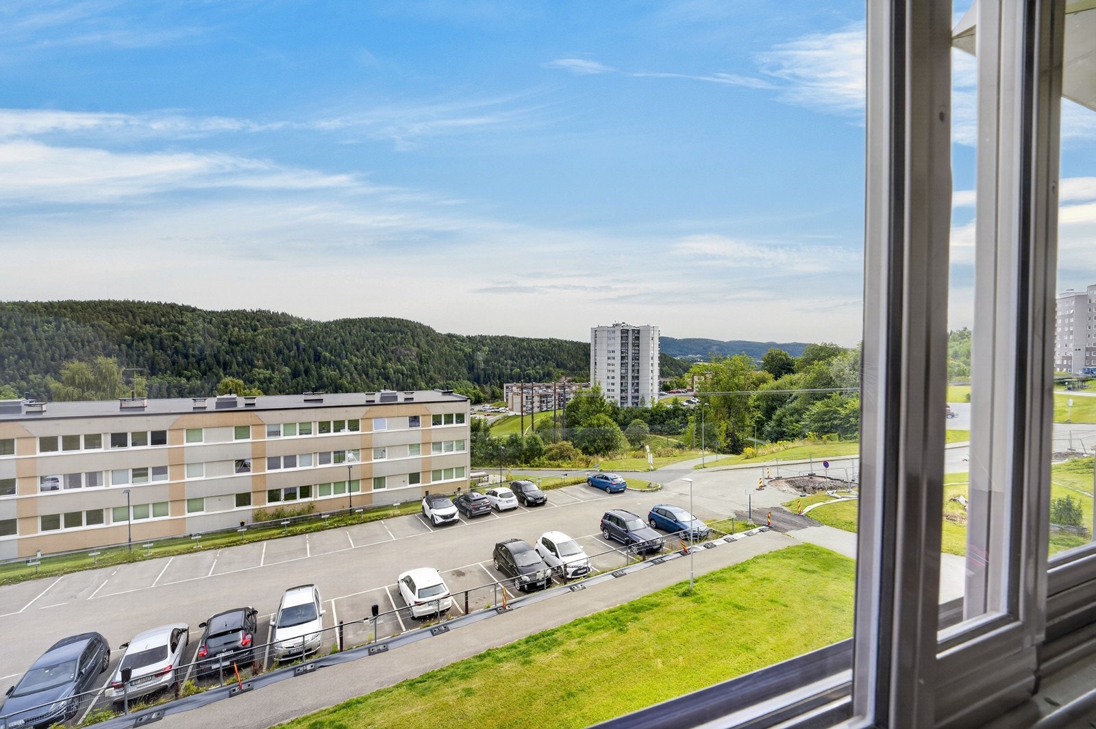 Utsyn fra boligen mot nærområdet. Galleribilde
