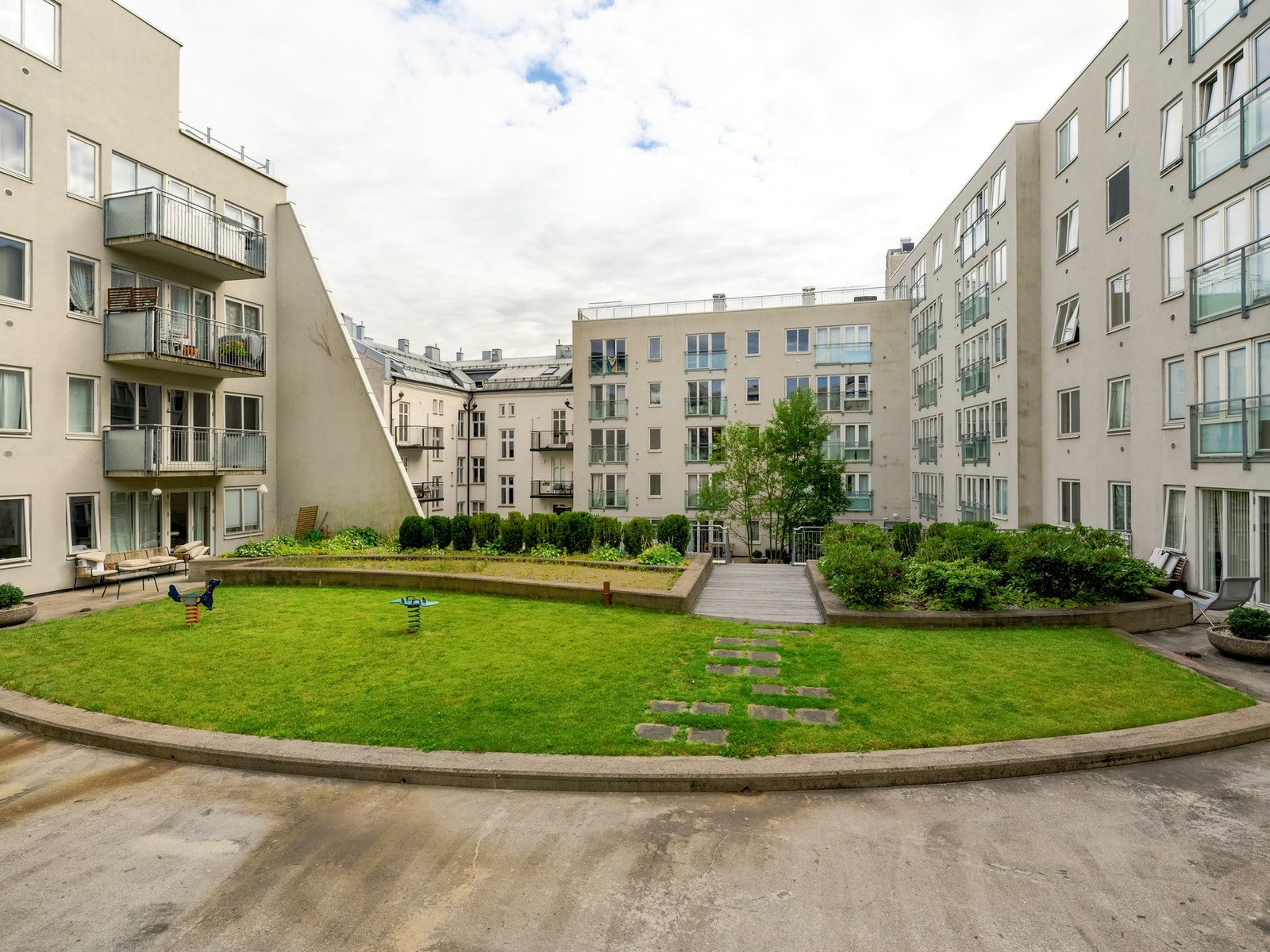 Også området rundt boligen er tiltalende og frodig. Galleribilde