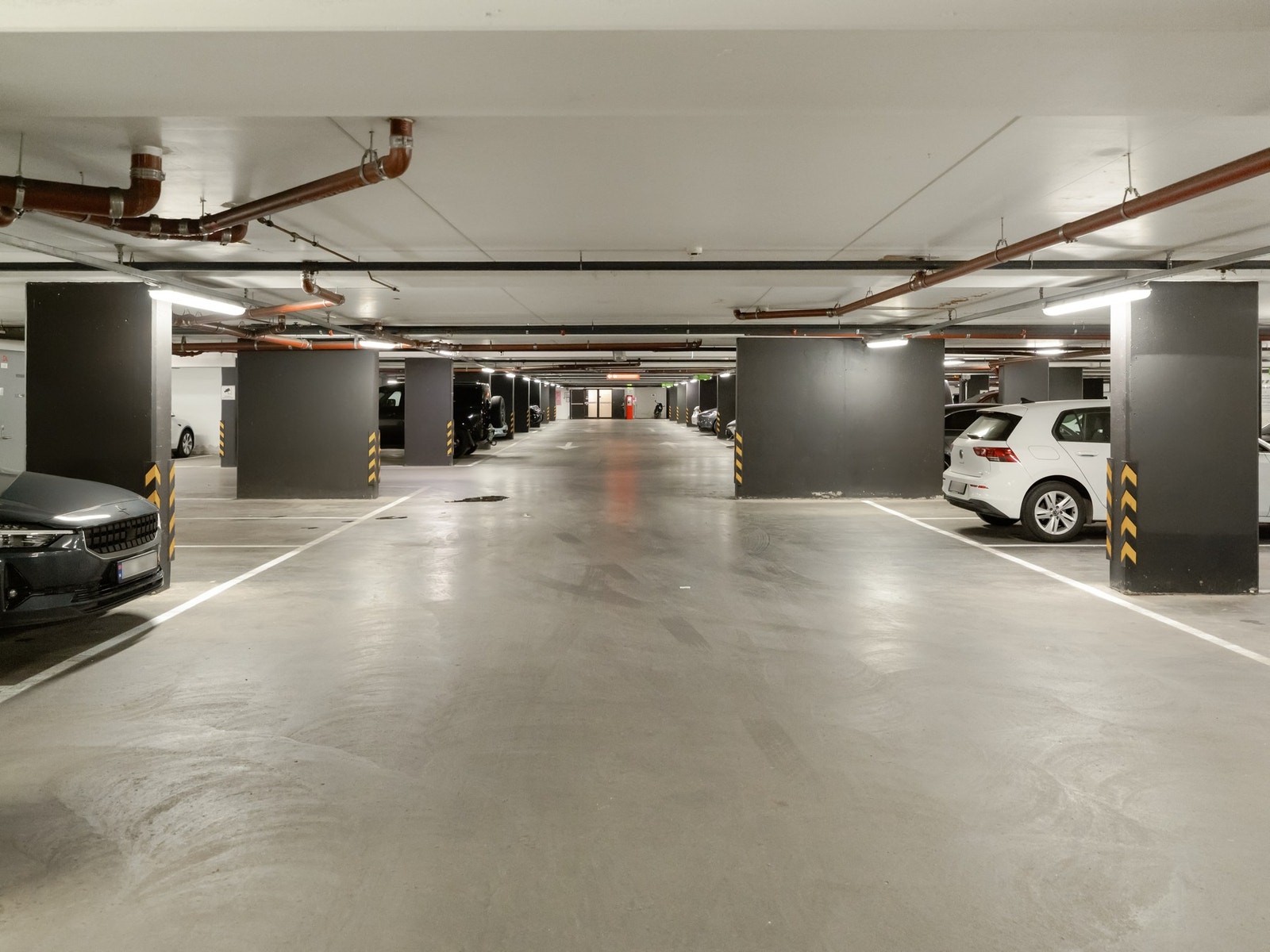Heisen tar deg ned til garasjeanlegget. Det er muligheter for parkeringsleie. Les mer rundt dette i salgsoppgaven. Galleribilde