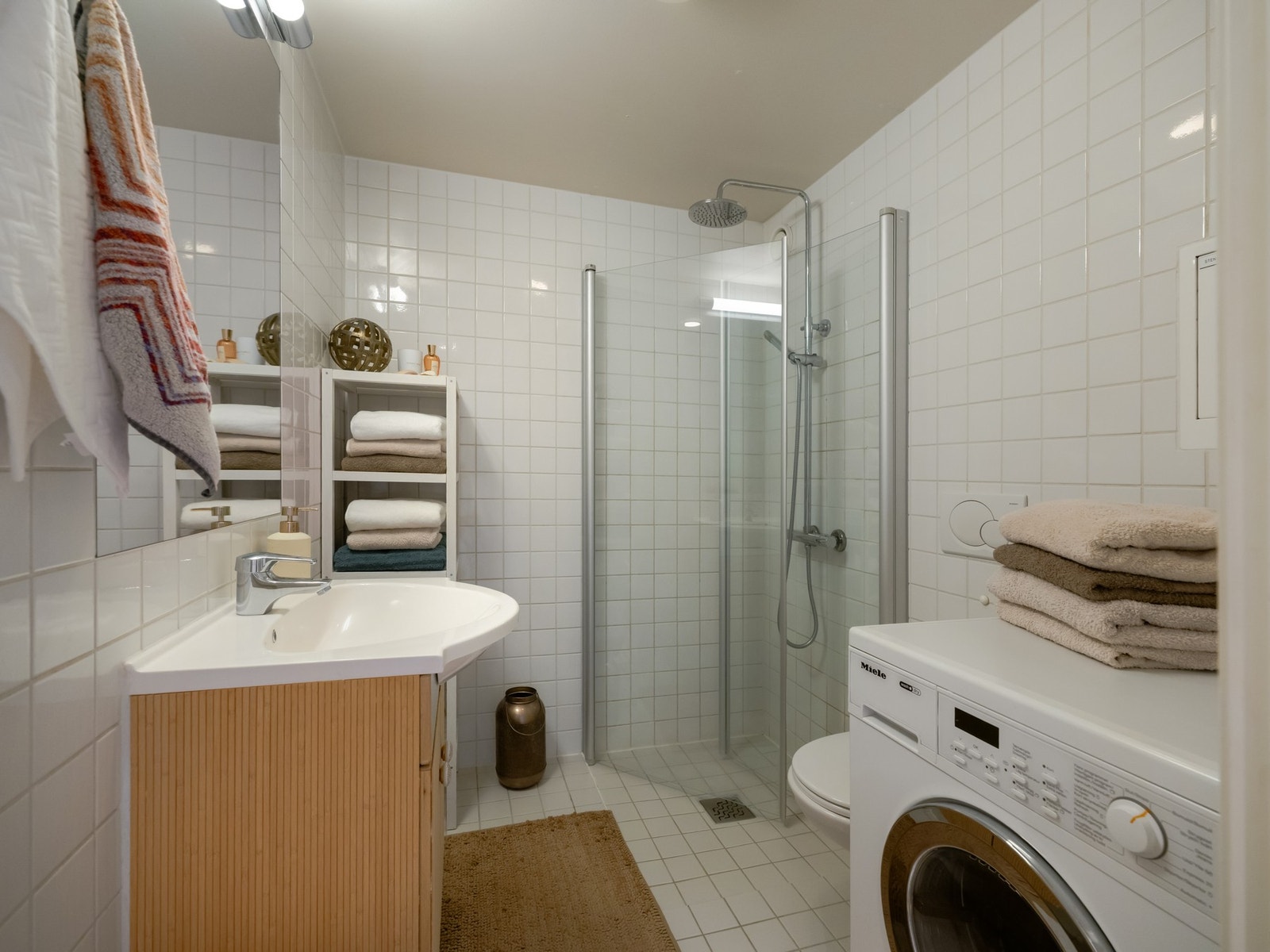 Her er det plass og opplegg til både vaskemaskin og tørketrommel. Galleribilde