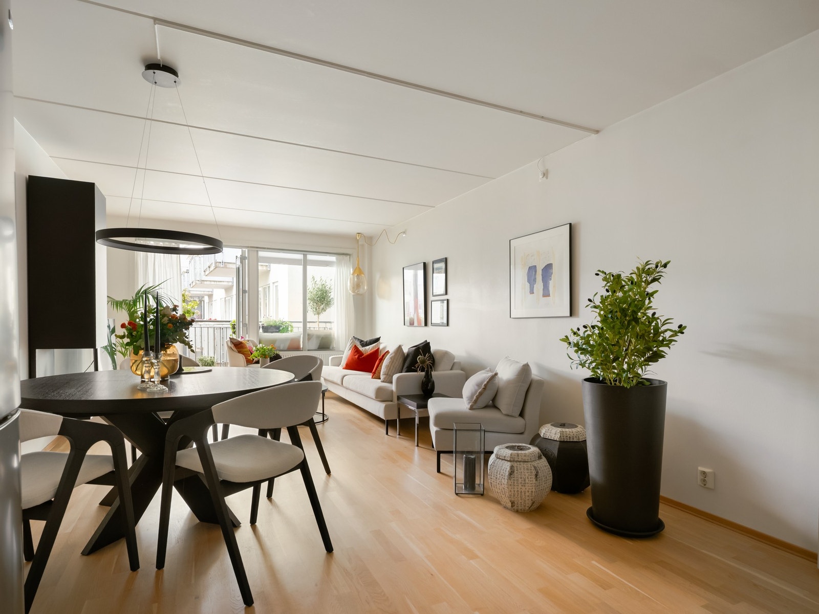 Utformingen på stuen gjør det lett å innrede med egen sone for spisebord. Galleribilde