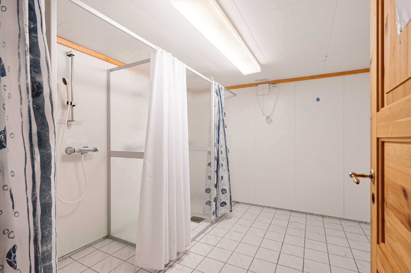 Flott dusjrom med flere dusjer. Galleribilde